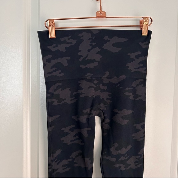 spanx Seamless Shaping Leggings in black camo - Picture 6 of 8